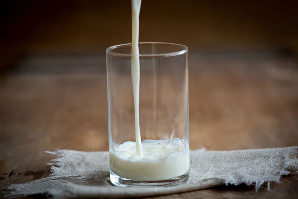 Persona sirviendo bebida vegetal hecha con avena. Foto de Pexels.