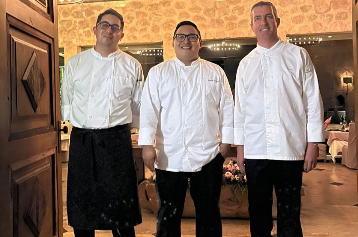 De izquierda a derecha: chefs Rodolfo García (pastelero), Irving Cupul (del restaurante Ramona) y Sylvain Desbois (chef ejecutivo) de NIZUC Resort & Spa en Cancún, foto proporcionada por el hotel