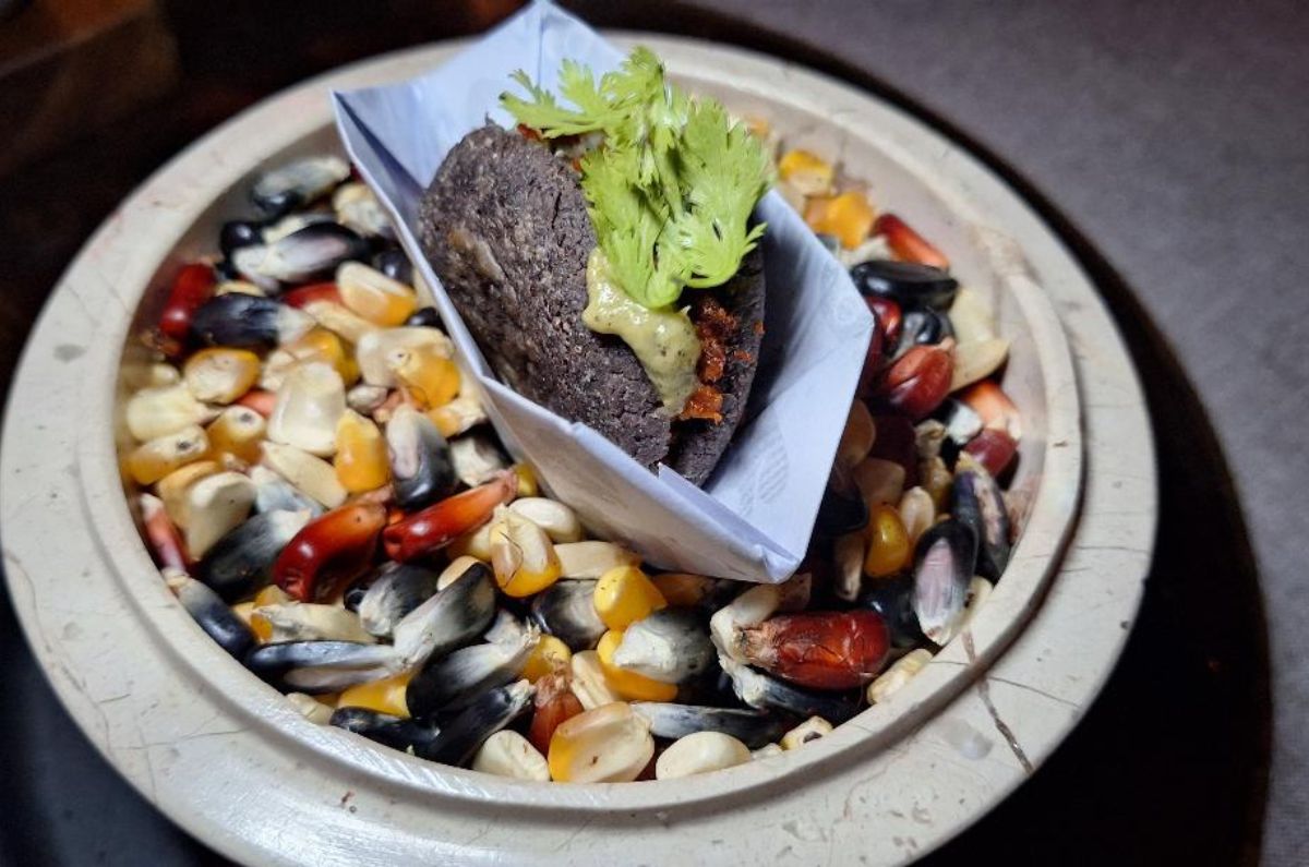 Gordita de maíz azul rellena de chorizo, foto de Miriam Carmo