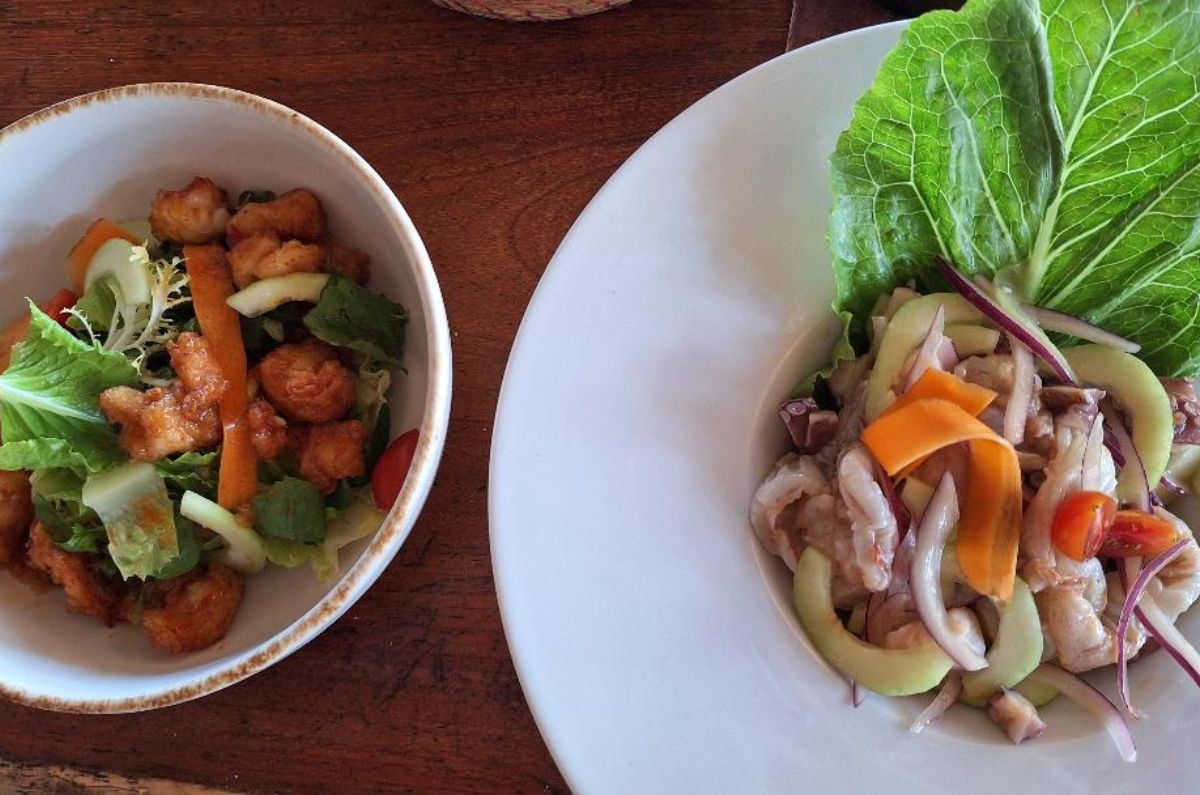 Ceviche y palomitas de camarón salteadas en sweet chili servidas sobre listones de zanahoria y pepino aderezado con vinagre de arroz y salsa de soya, foto de Miriam Carmo 