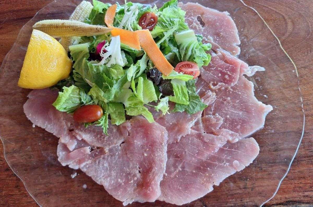 Carpaccio de atún aleta amarilla con láminas de queso parmesano, alcaparra baby, ensalada de arúgula y espinaca baby con aderezo cítrico, foto de Miriam Carmo