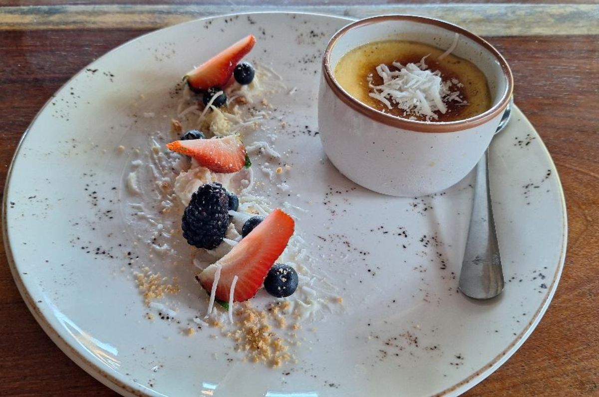 Creme Brulée de coco (crema inglesa infusionada con leche de coco, servida con tocino de coco caramelizado), foto de Miriam Carmo