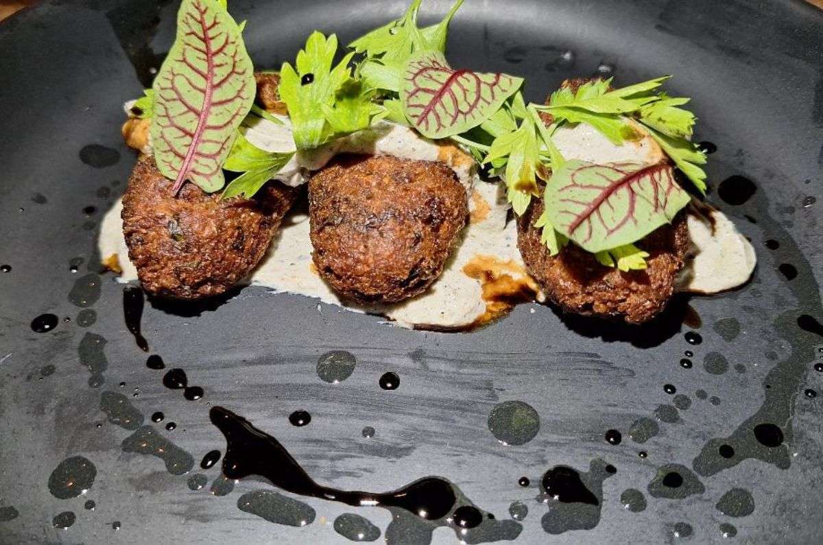 Kibis de pulpo (croquetas de trigo, pulpo y hierbabuena servido con labneh de la casa y tapenade de aceituna Kalamata), foto de Miriam Carmo