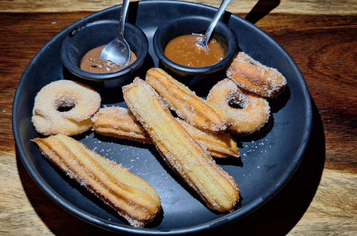 Churros crocantes for fuera, suaves y esponjosos por dentro, acompañados de cajeta y Nutella, foto de Miriam Carmo