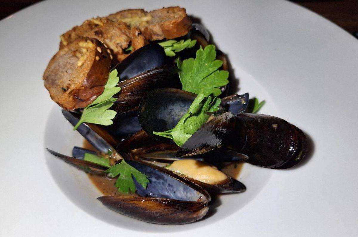 Mejillones salteados al vino blanco con ajo, perejil picado y servido con crotones de pan a la mantequilla de ajo, foto de Miriam Carmo