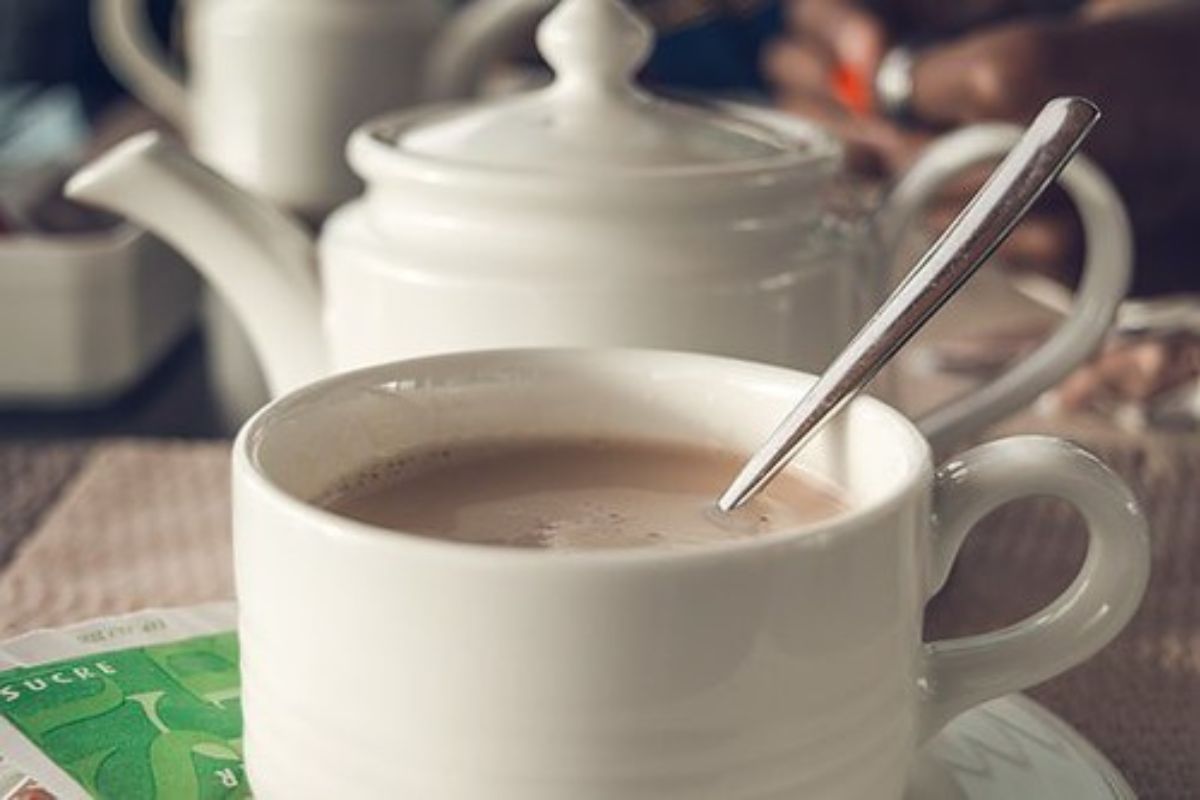 Atole con canela y chocolate. Foto de Pexels.