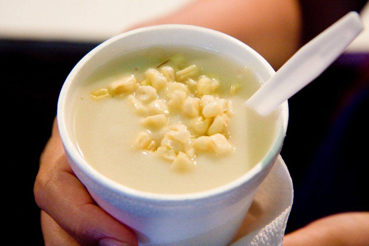 Bebida espesa con granos de elote. Foto de Pexels.
