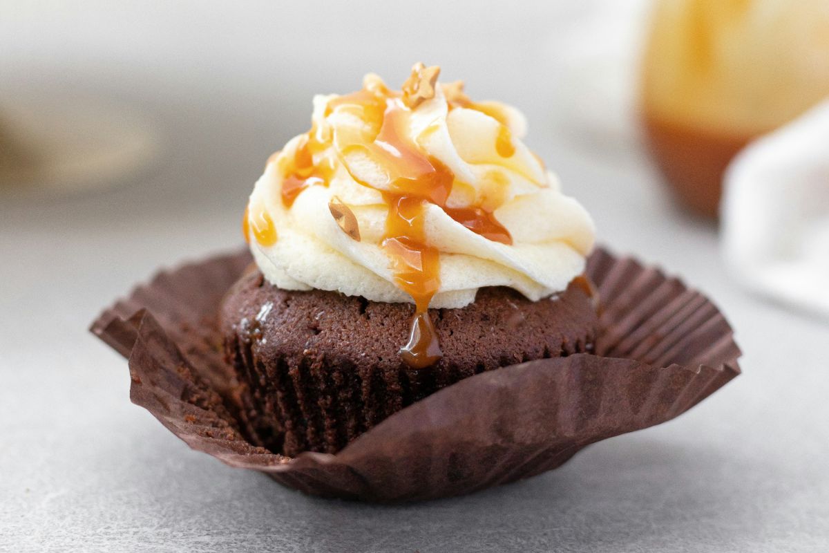 Brownie decorado con crema batida y salsa dulce. Foto de Pexels.