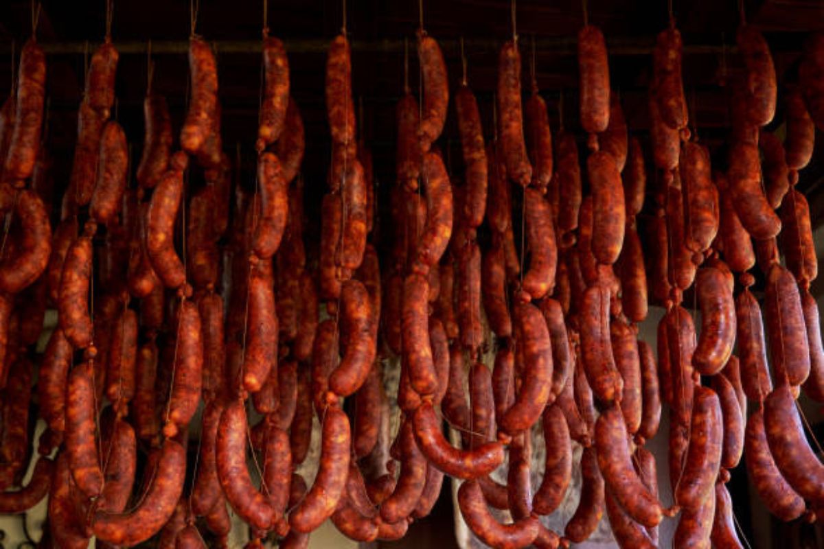 Chorizo en proceso de ahumado. Foto de Pexels.