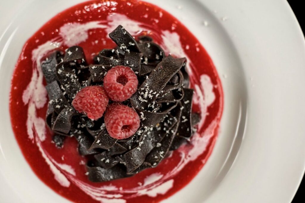 Coulis: así es la delicada salsa frutal que destaca en la repostería