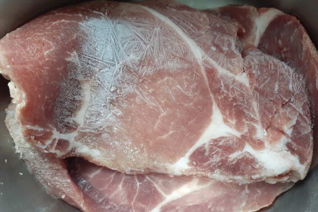 Descongelar comida correctamente permite consumir productos seguros y en buen estado.