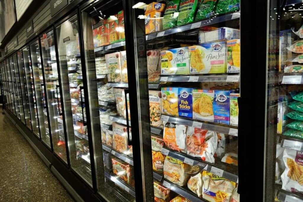 Descongelar comida correctamente permite consumir productos seguros y en buen estado.