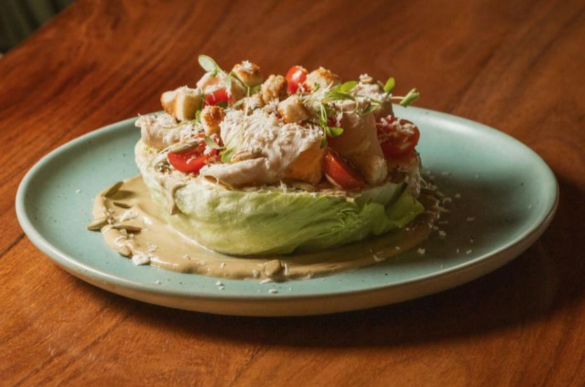 Ensalada César al estilo del chef (aderezo César de cilantro, láminas de pollo y pepitas), foto proporcionada por el restaurante