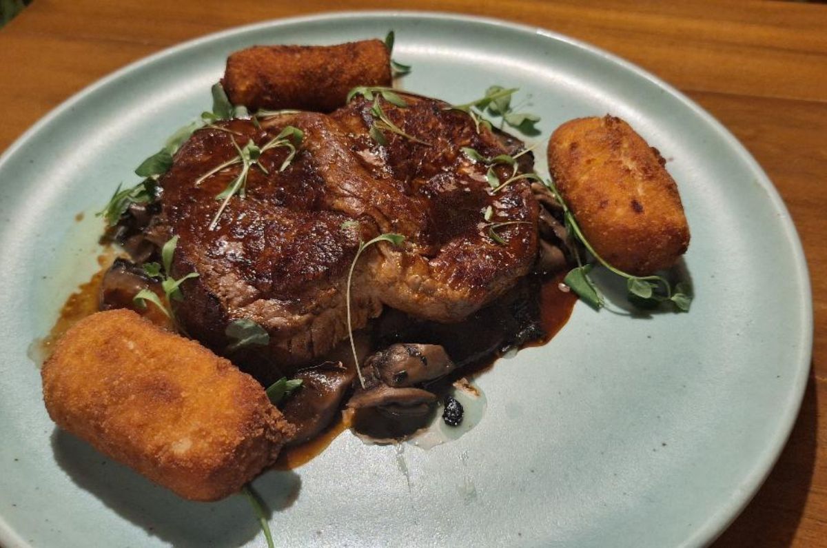 Filete de res, crujiente de puré de papa trufado, jus de echalote y estragón, foto de Miriam Carmo