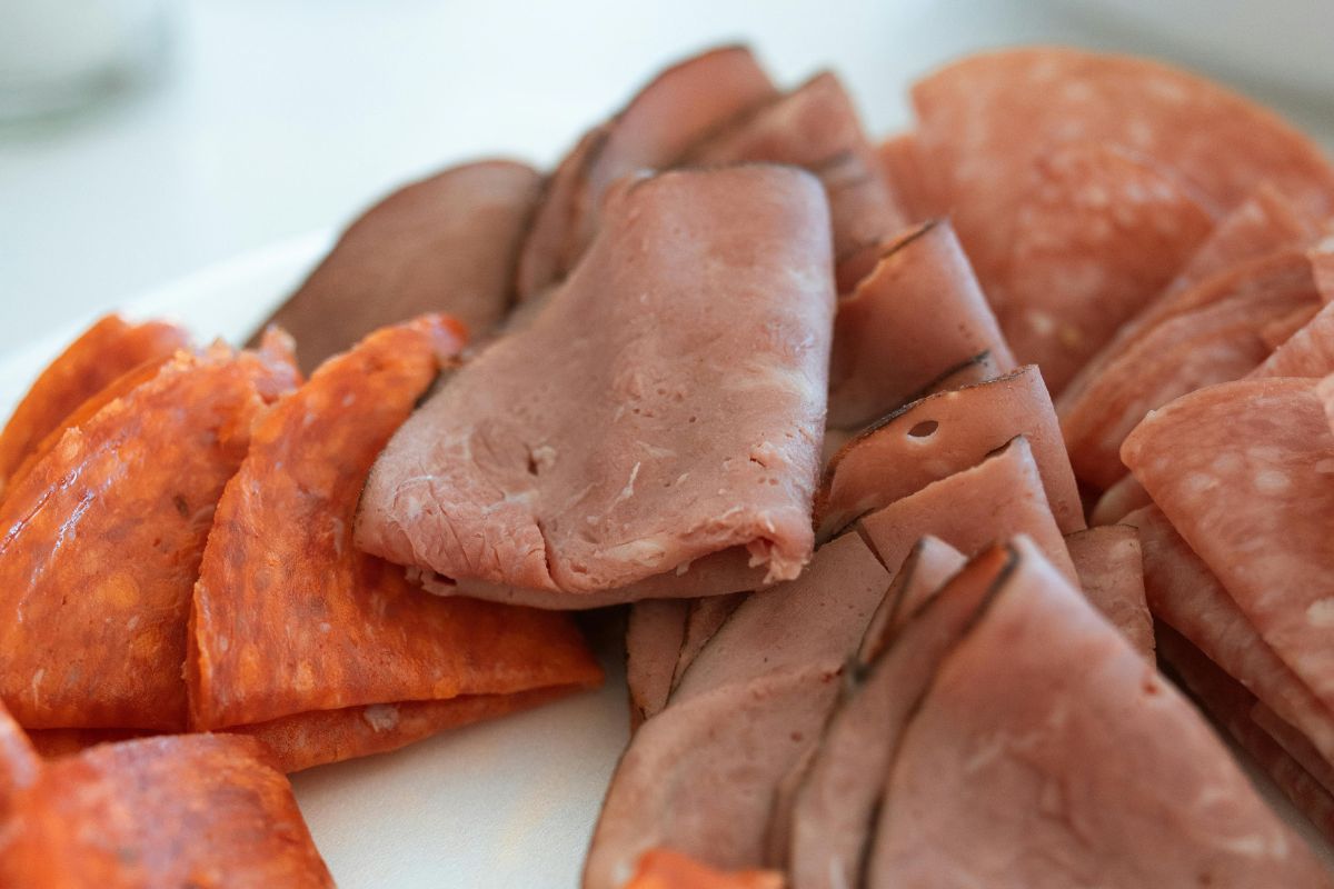 Jamón y salami ahumado. Foto de Flickr.
