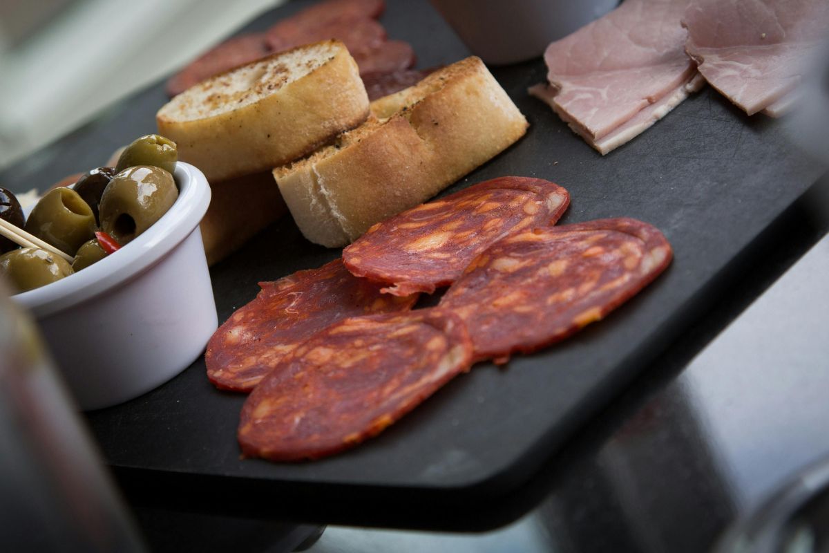 Jamón y salami ahumado. Foto de Flickr.