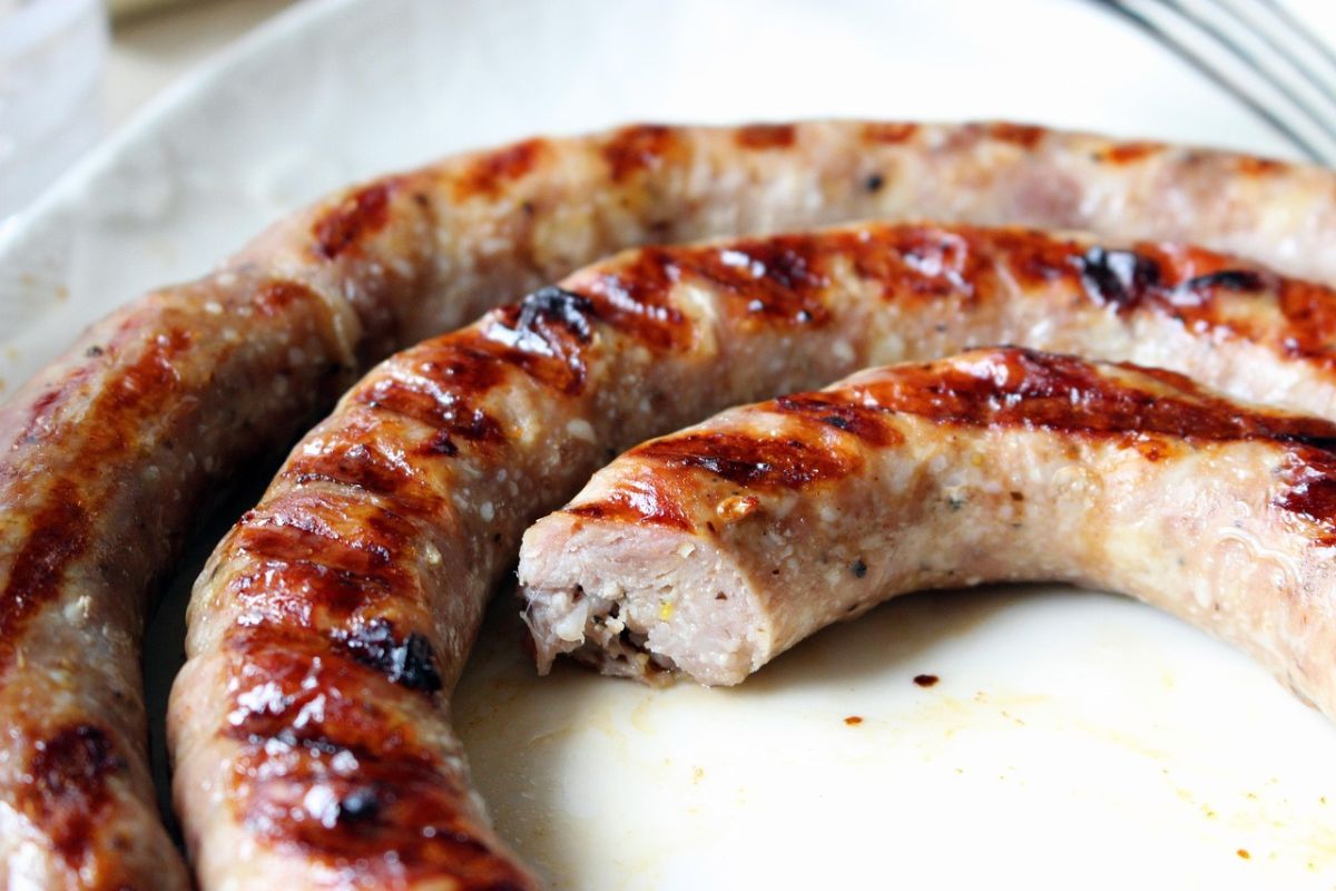 Salchicha cocinada a las brasas. Foto de Pexels.