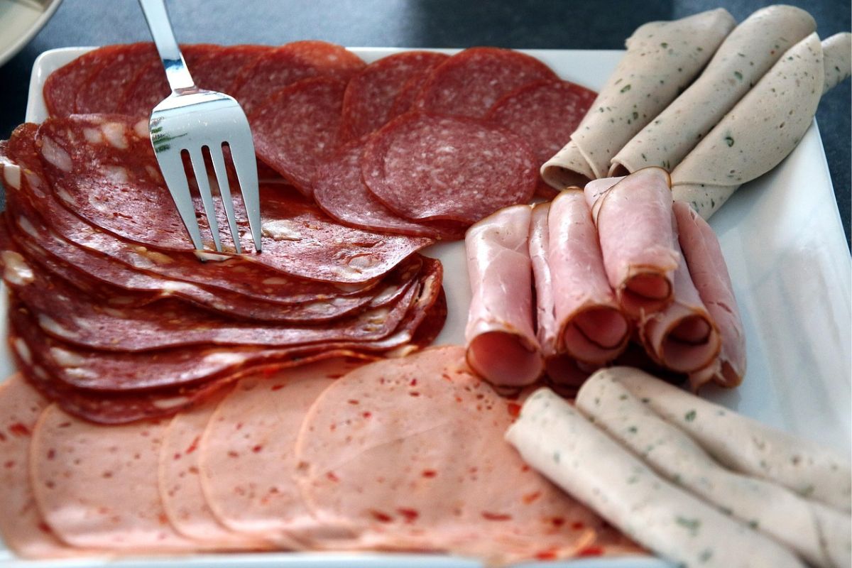 Carnes frías para compartir al centro. Foto de Pexels.