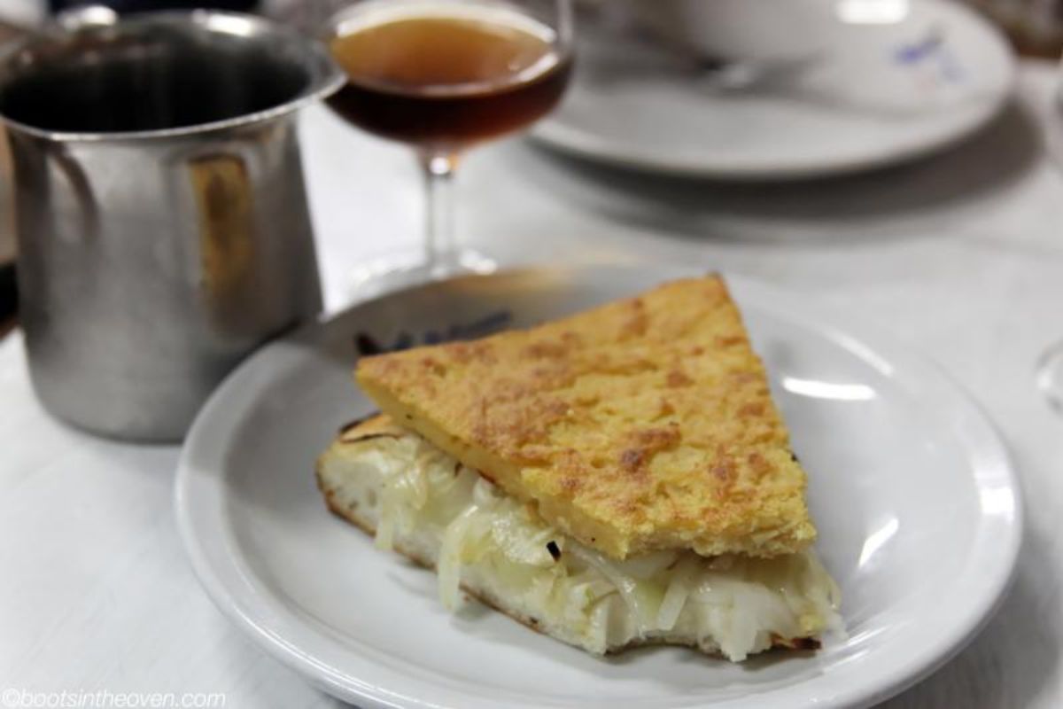 Fainá: el bizcocho salado que no se puede separar de la pizza en Argentina