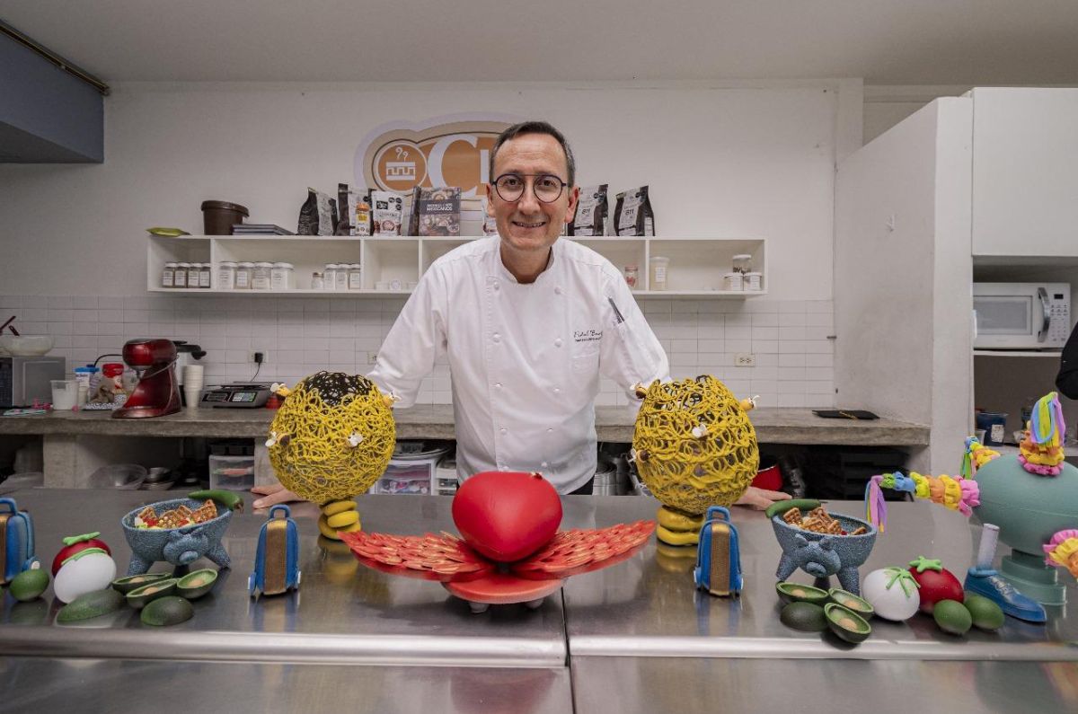 Chef Fidel Baeza y sus creaciones en la masterclass de chocolate en Cancún, foto proporcionada por CIM