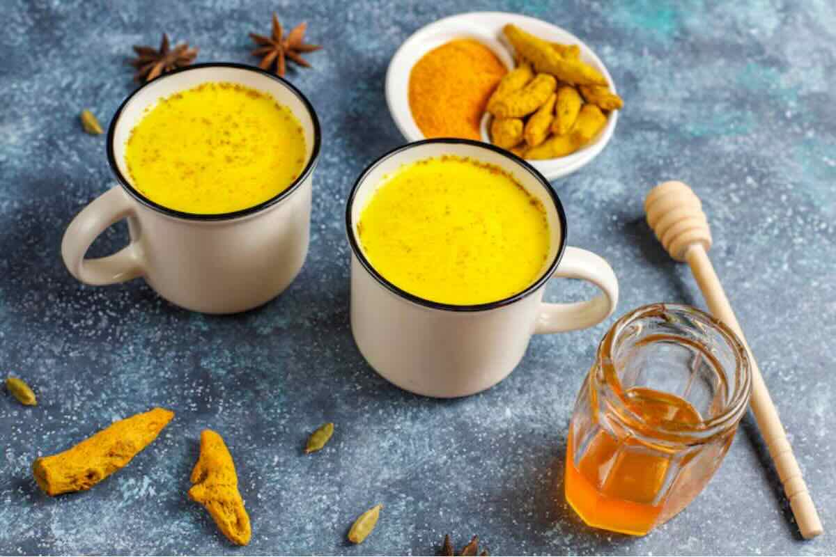 Bebida caliente con leche, cúrcuma y especias dulces. Foto de PxHere.