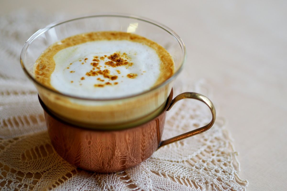 Bebida caliente con leche, cúrcuma y especias dulces. Foto de PxHere.