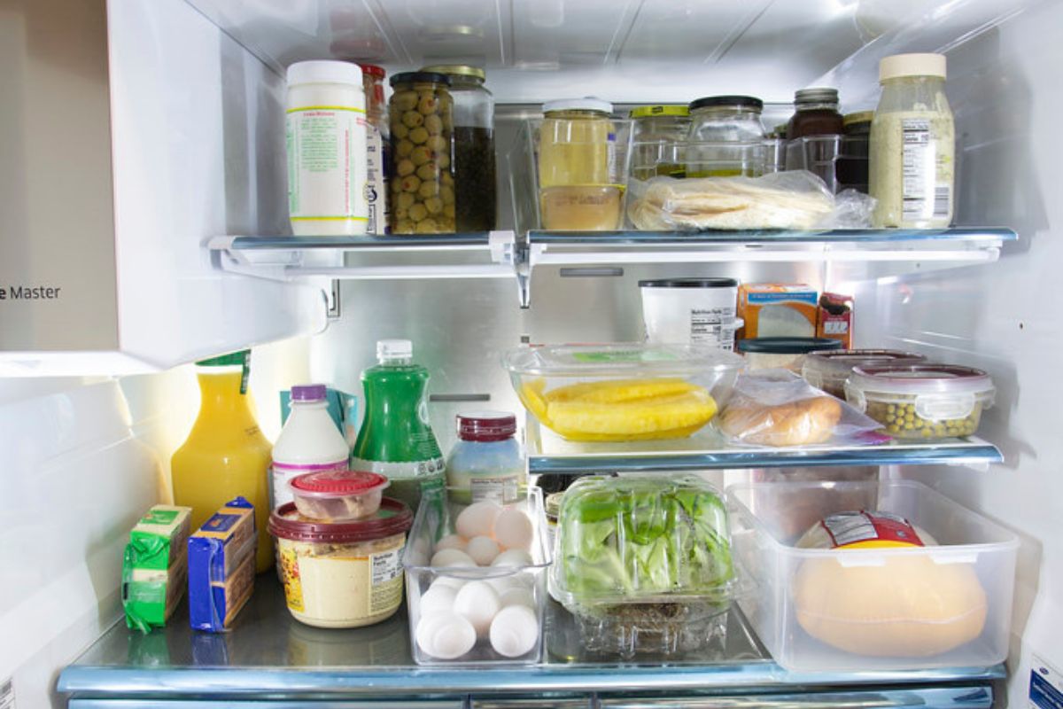 Refrigerador con alimentos frescos y comidas preparadas. Foto de Pexels.