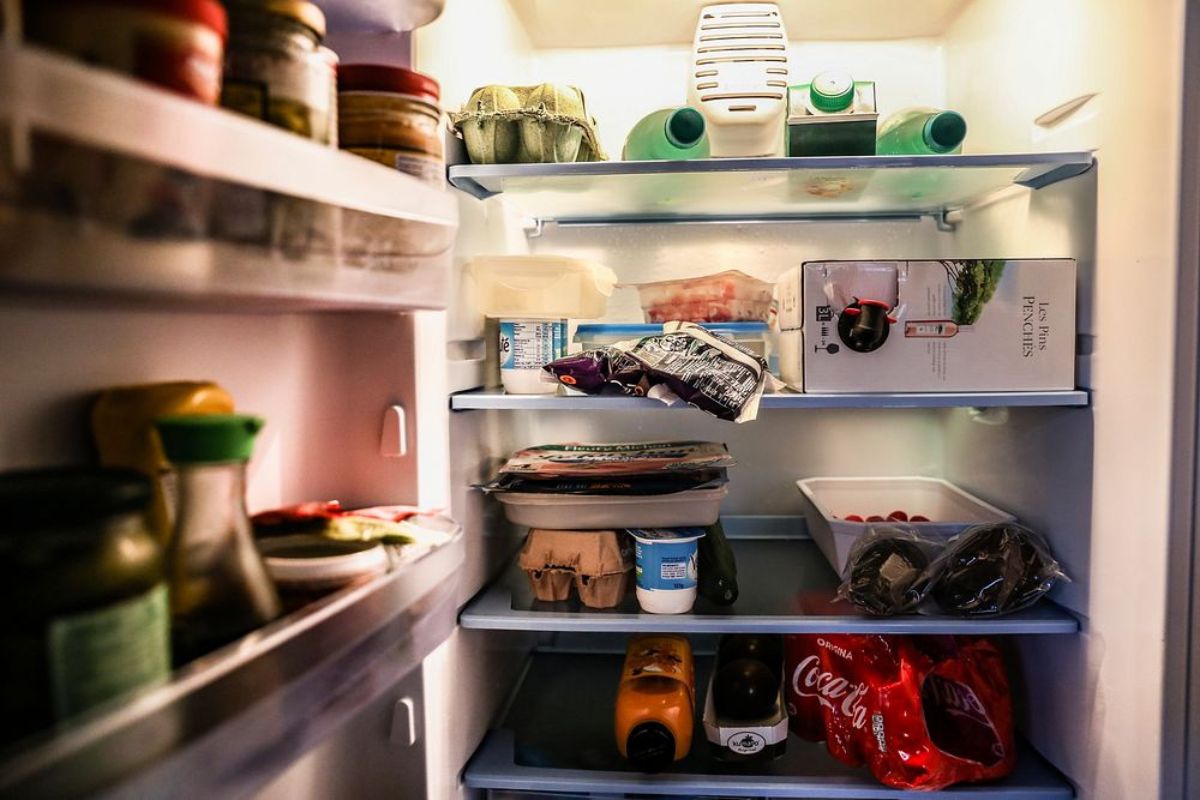 Refrigerador con alimentos frescos y comidas preparadas. Foto de Pexels.