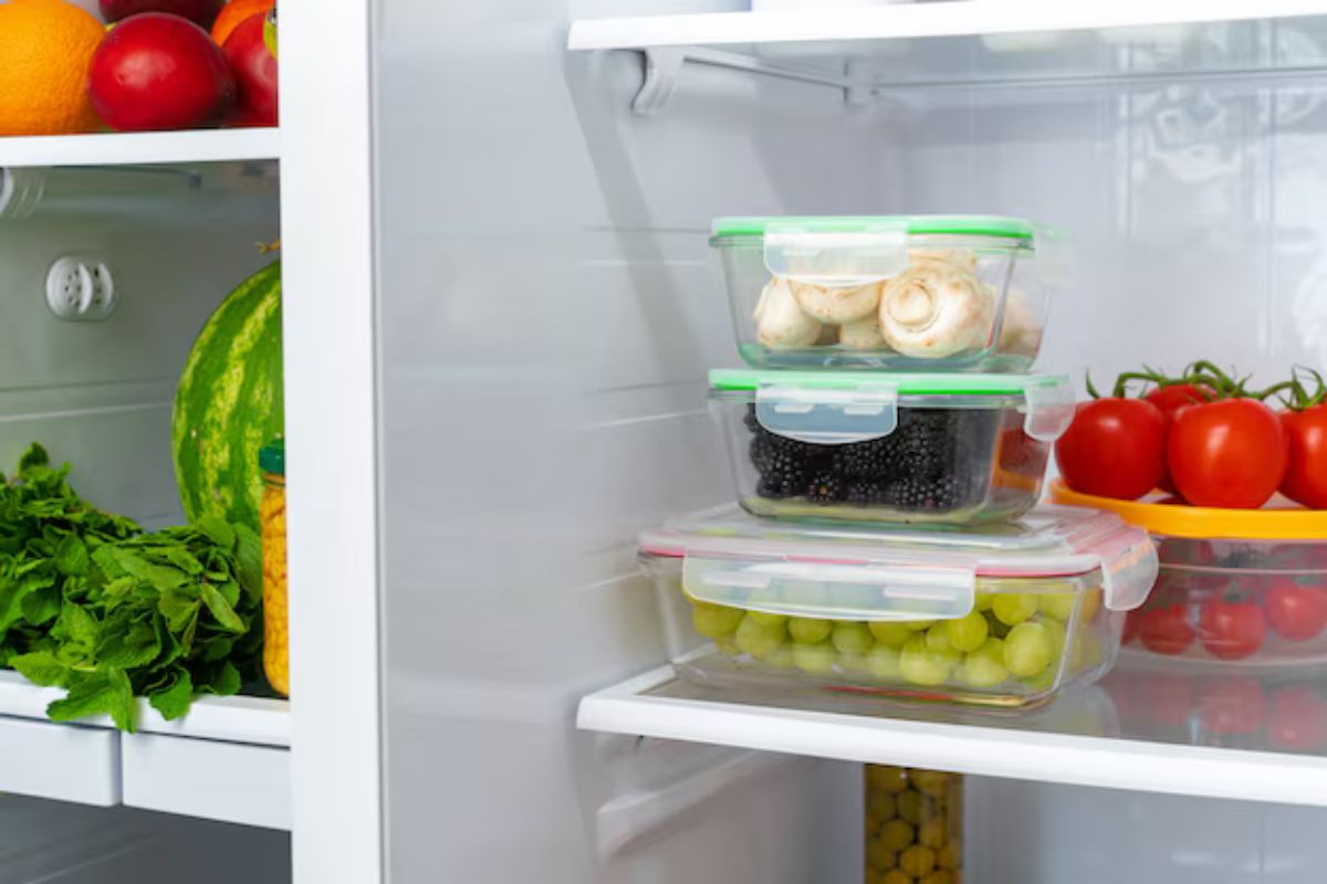 Refrigerador con alimentos frescos y comidas preparadas. Foto de Pexels.