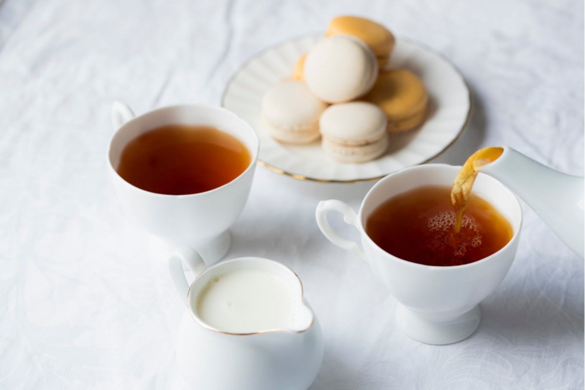 Té caliente acompañado de bocadillos dulces. Foto de Pexels.