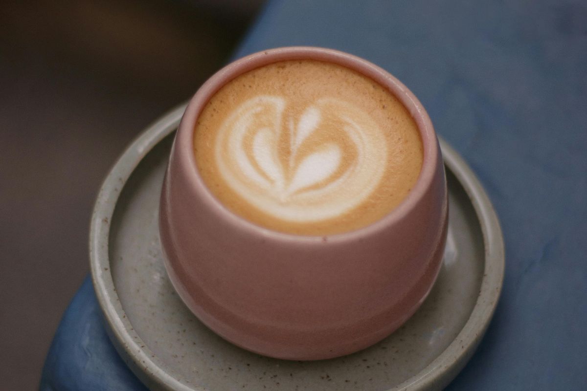 Bebida caliente con té y leche. Foto de Pexels.