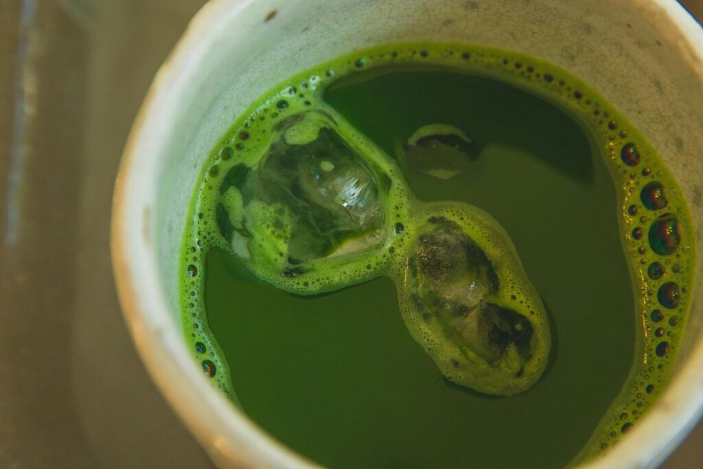 El hojicha y el matcha son dos bebidas naturales que pueden sustituir al café durante el día.