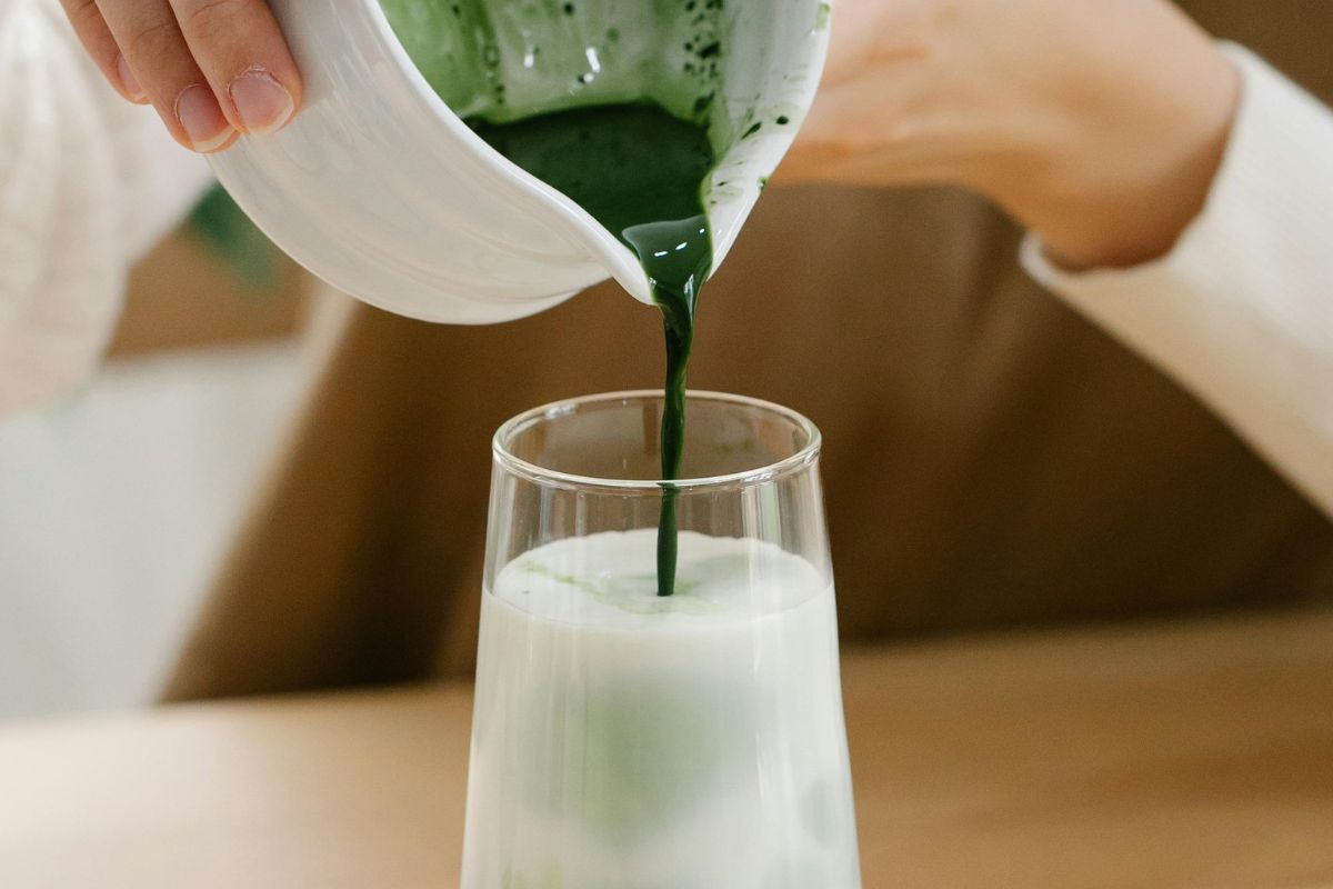 Matcha latte frío. Foto de Pexels.