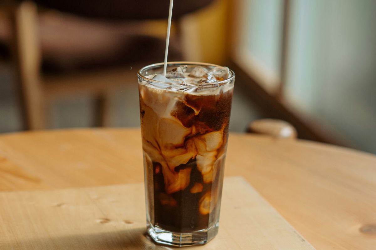 Iced coffee con leche de coco. Foto de Pexels.