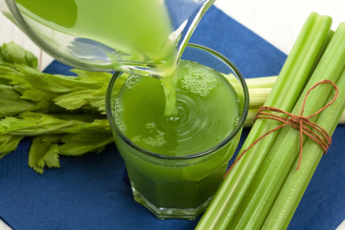 Jugo de apio: una súper bebida natural que merece mayor reconocimiento