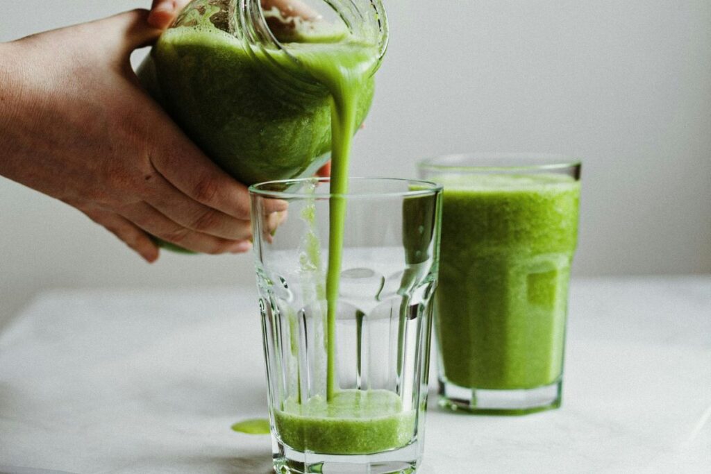 El jugo de apio concentra grandes beneficios para el organismo.