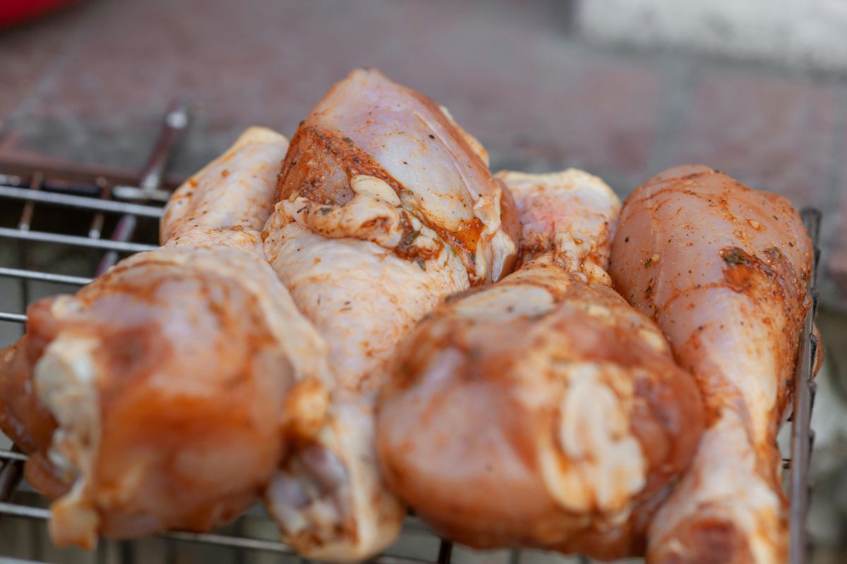 Piernas de pollo marinadas. Foto de Pexels.