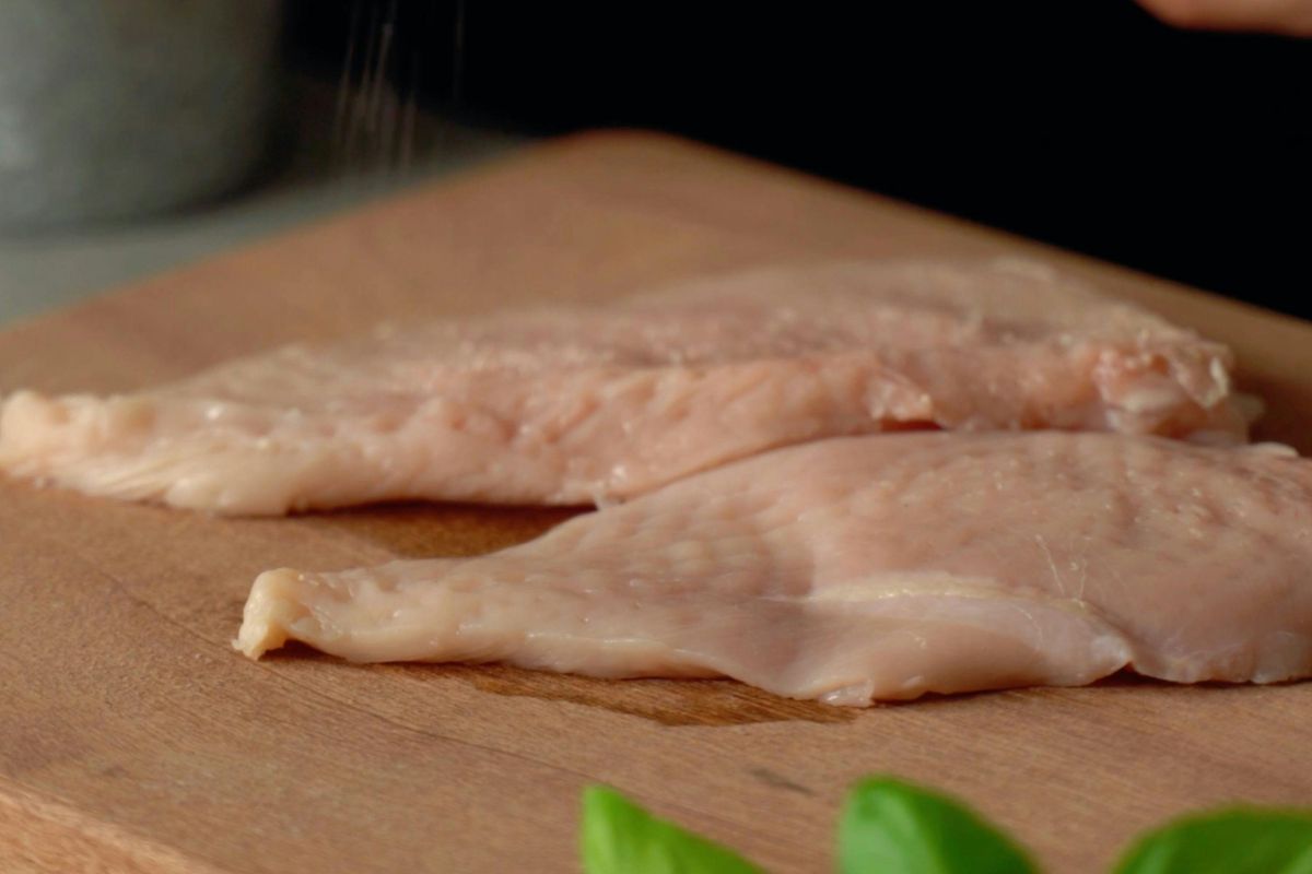 Filetes de pollo con piel. Foto de Pixabay.com