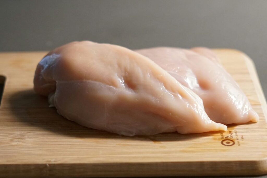 ¿Es correcto lavar el pollo crudo? Mitos y realidades sobre esta acción