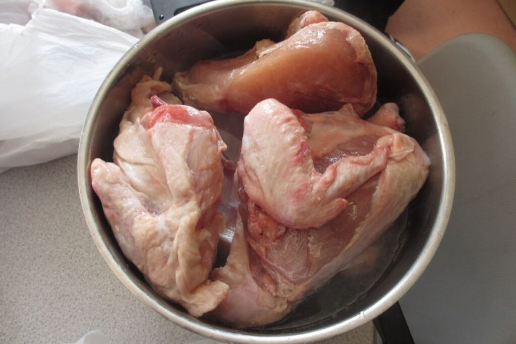 Lavar el pollo crudo no tiene ningún efecto positivo.
