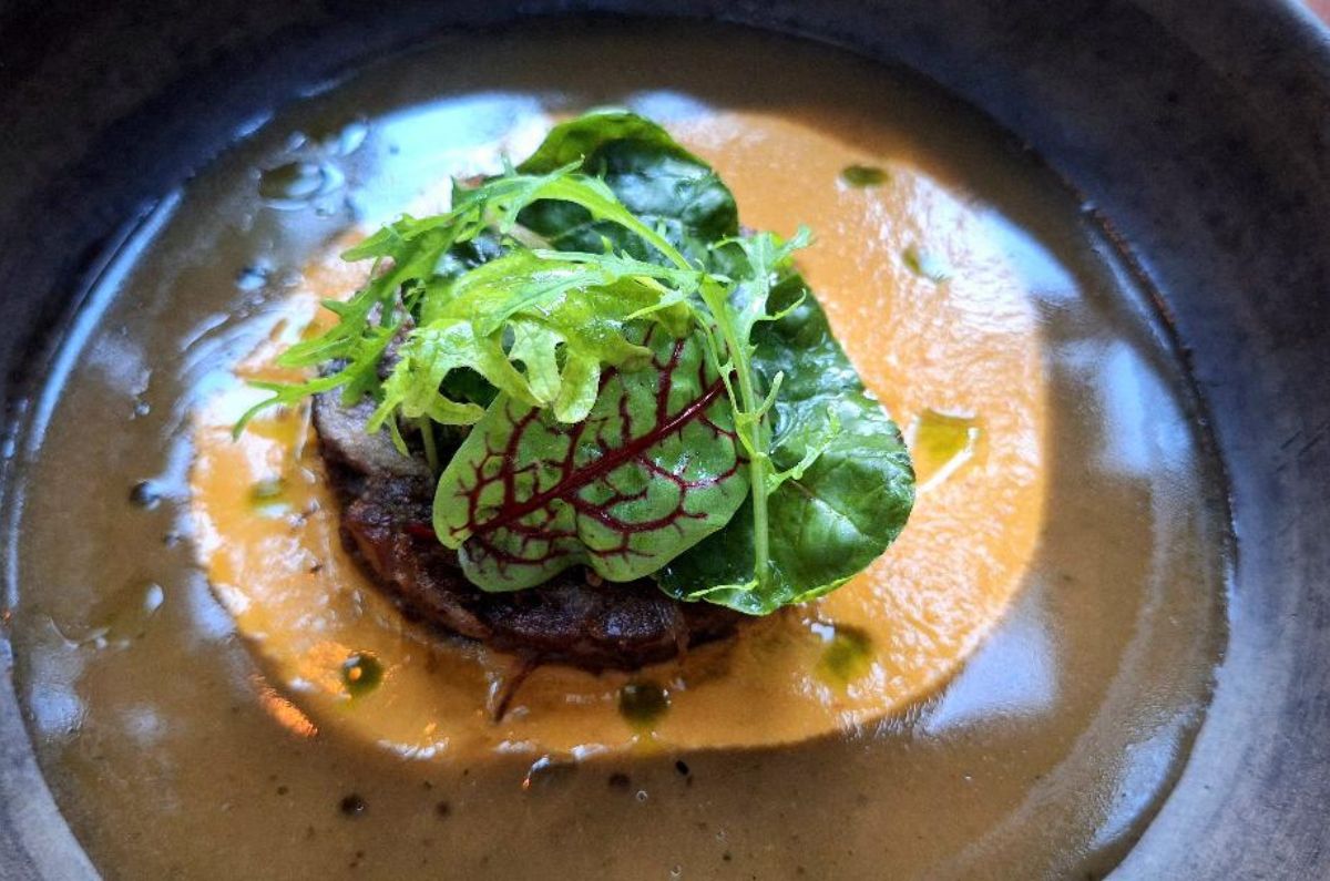 Tumaco - cerdo ahumado y emulsión de coco refrito del restaurante Domingo en Cali (Colombia), foto de Miriam Carmo