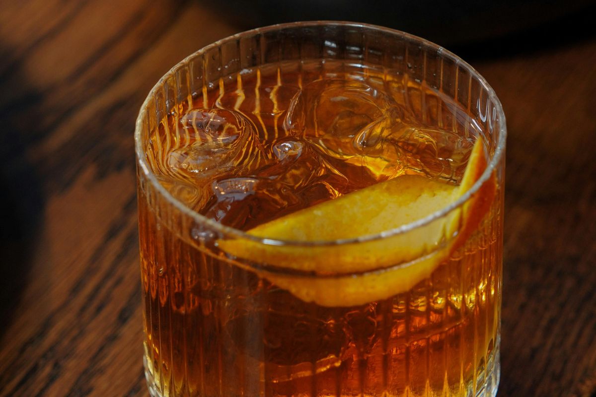 Licor aromatizado con cáscara de naranja. Foto de Pexels.