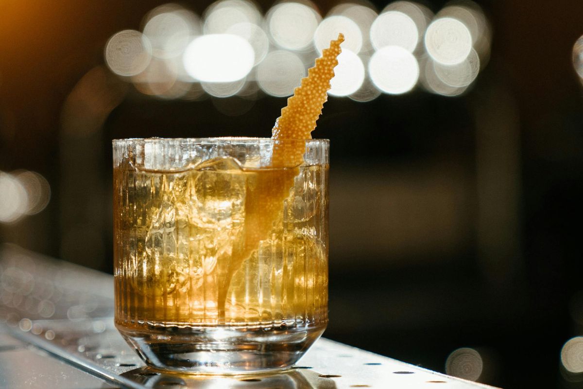 Licor aromatizado con cáscara de naranja. Foto de Pexels.