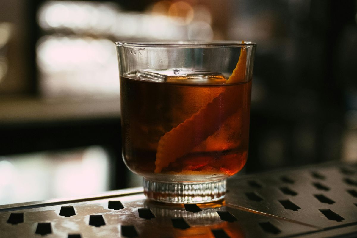 Licor aromatizado con cáscara de naranja. Foto de Pexels.