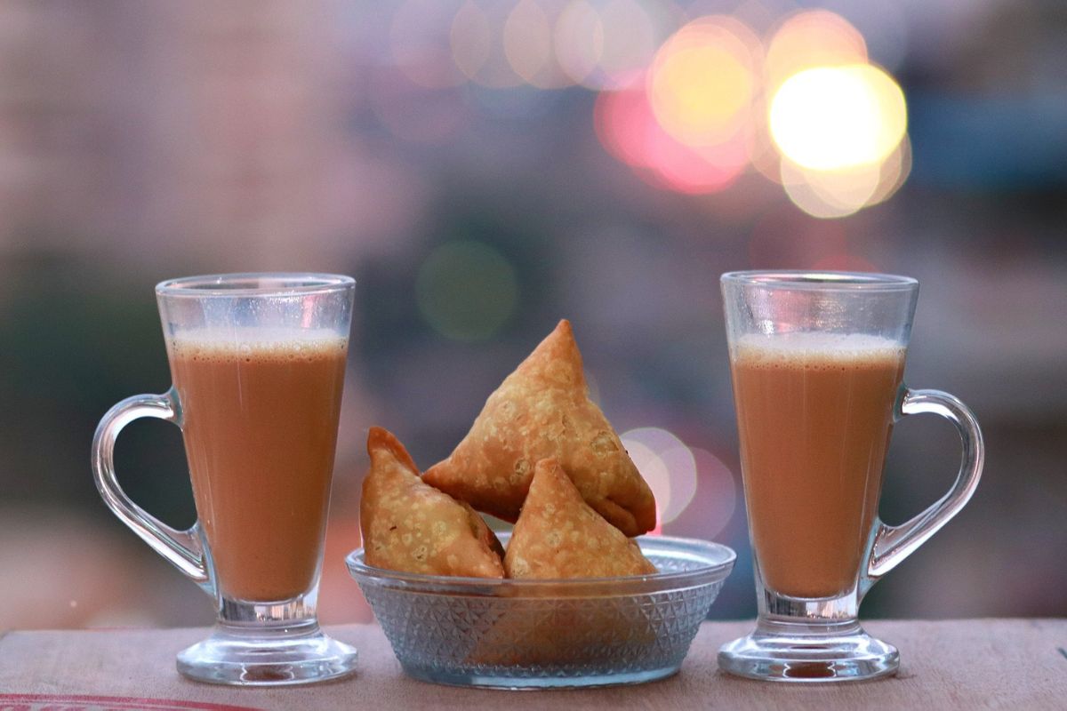 Té preparado con leche acompañando bocadillos dulces. Foto de PxHere.