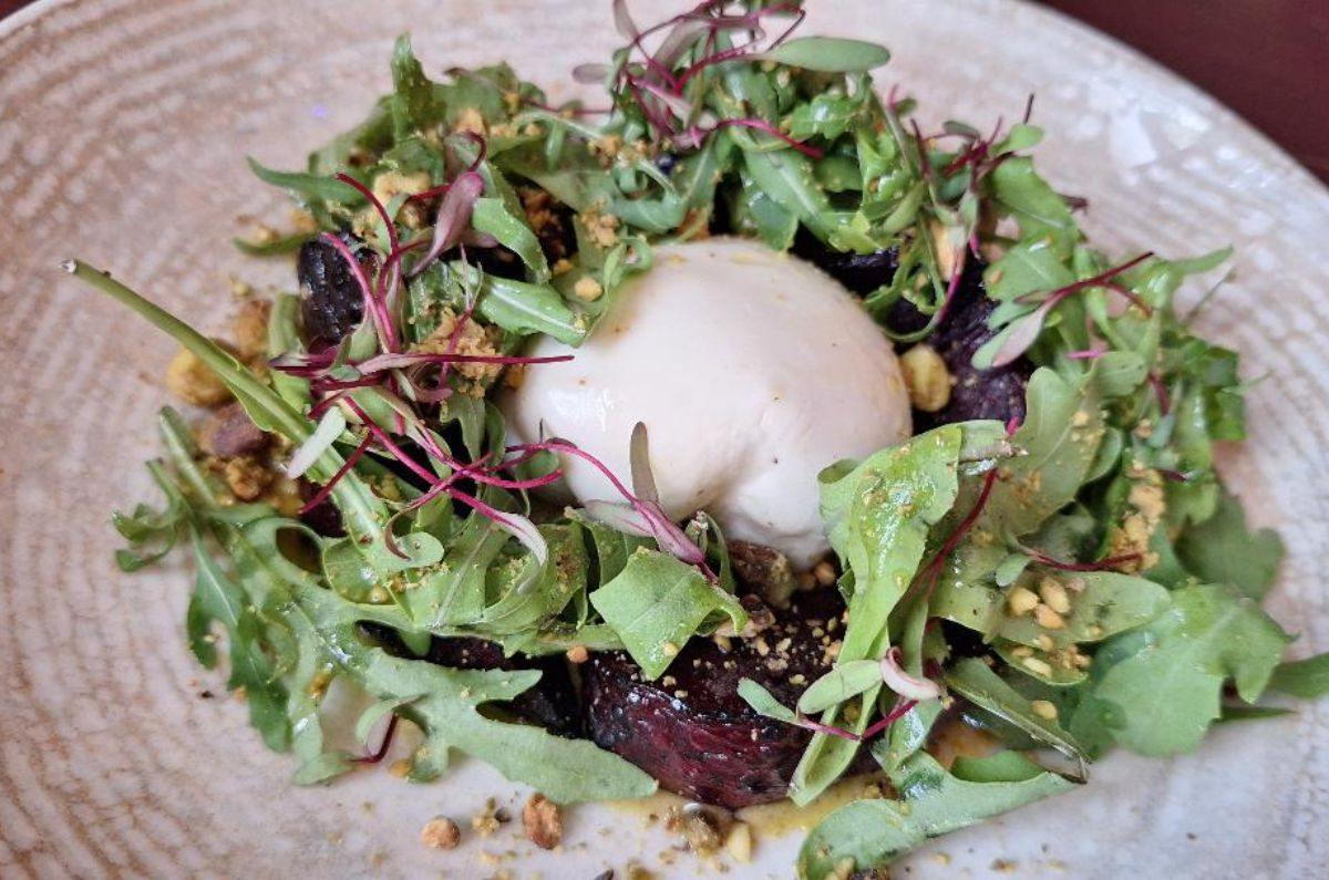 Burrata con betabeles rostizados, foto de Miriam Carmo