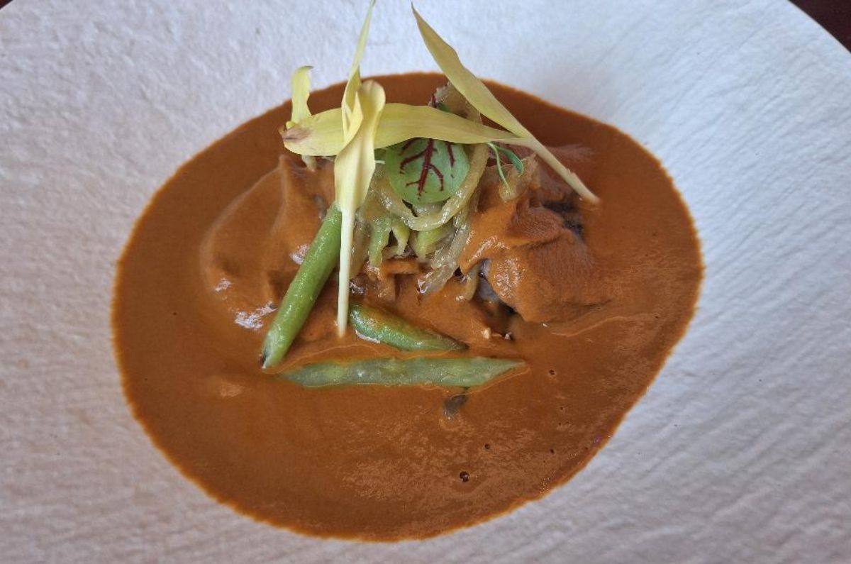 Lengua de res con mole almendrado, foto de Miriam Carmo