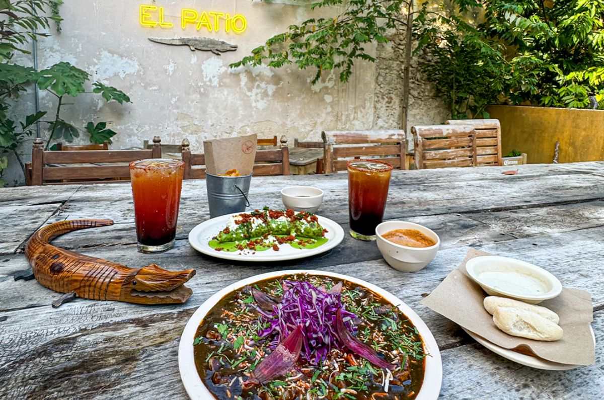 Platillos variados en la terraza, foto proporcionada por El Lagarto de Oro