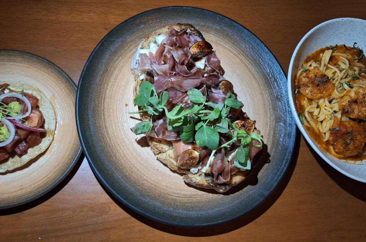 Toast de higos en pan de masa madre, tostada de atún y linguini a la arrabiata con camarones, foto de Miriam Carmo