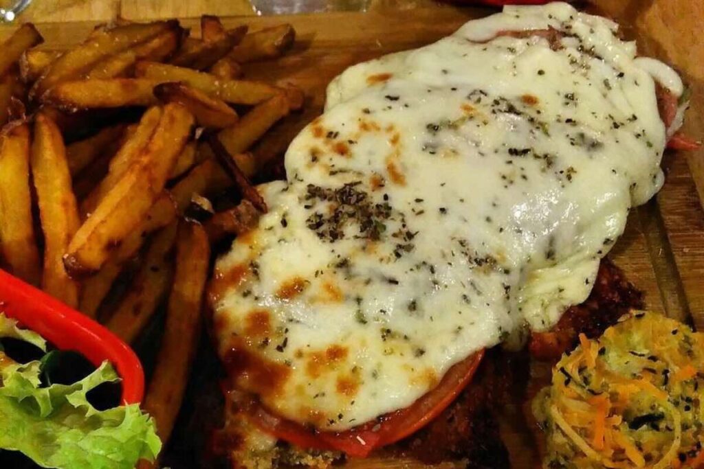 La milanesa napolitana es uno de los platillos icónicos dentro de la gastronomía de Buenos Aires.